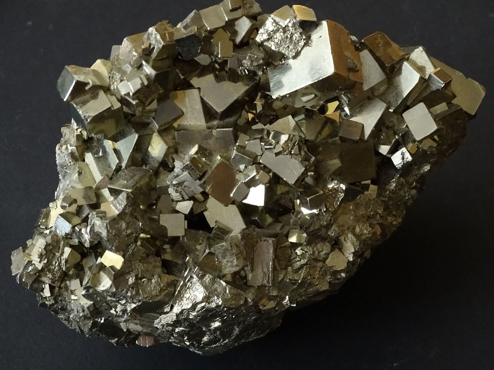 Pyrite g&eacute;od&eacute;e et macl&eacute;e tr&egrave;s brillante P&eacute;rou 1,715 kg 144 x 