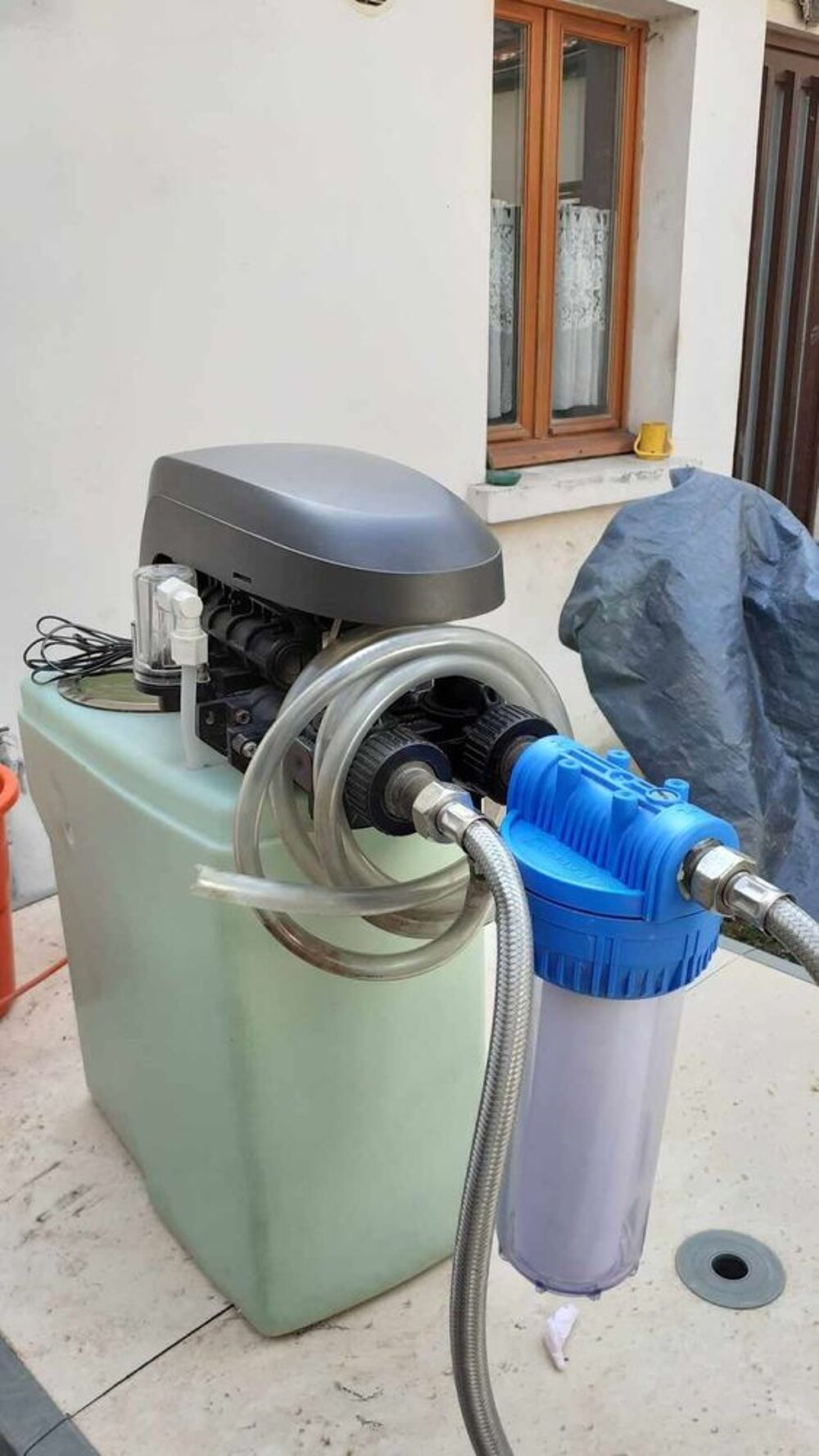 adoucisseur d'eau avec sa bombonne Bricolage
