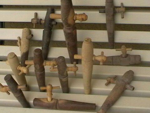 ANCIENS  ROBINETS 5 Montr�al-la-Cluse (01)