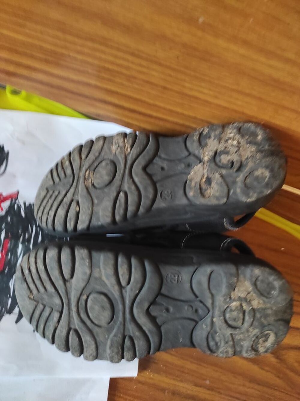 10€ chaussures ouverte taille 28 en cuir Chaussures enfants