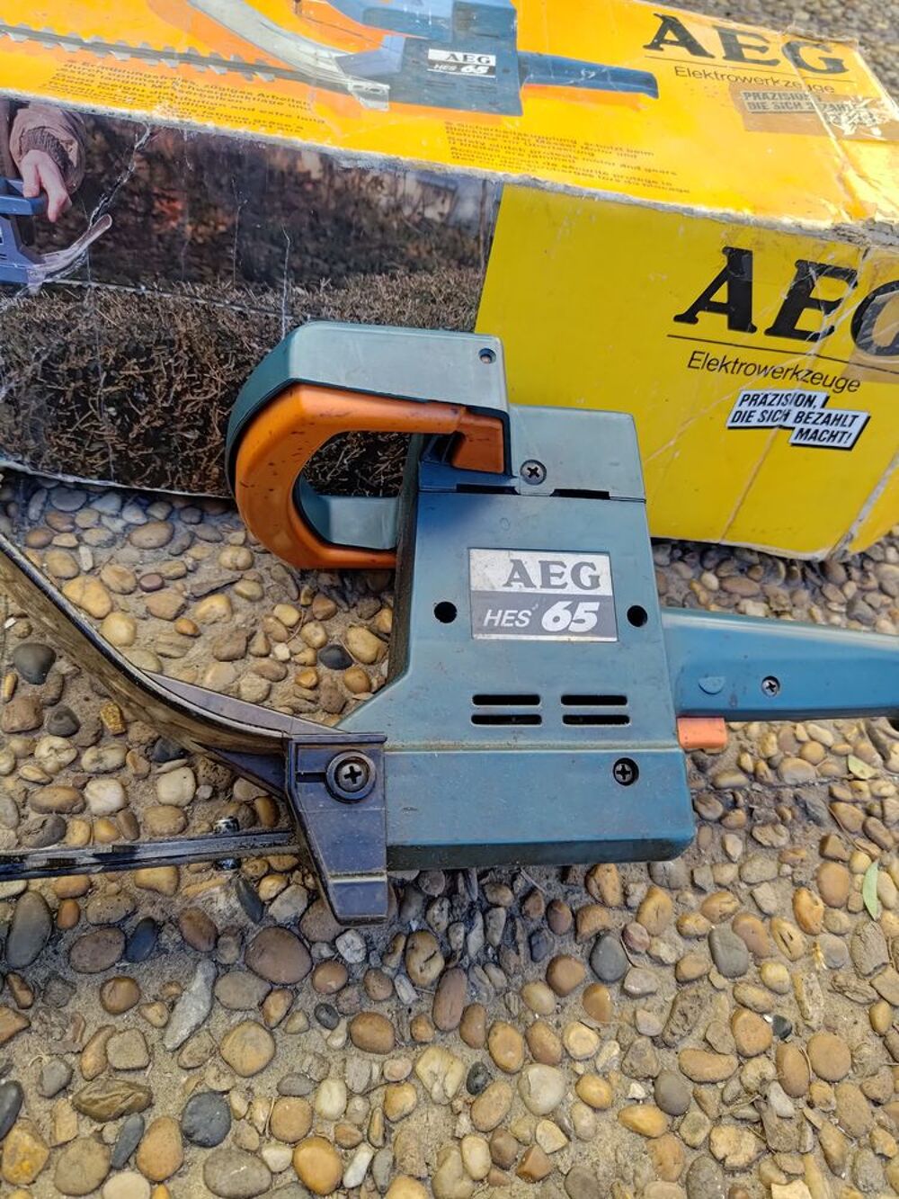Taille-Haies Electrique AEG HES 65cm
Bricolage
