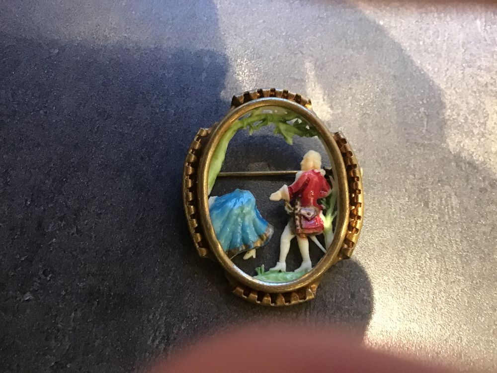Une broche ann&eacute;e 1930 Bijoux et montres