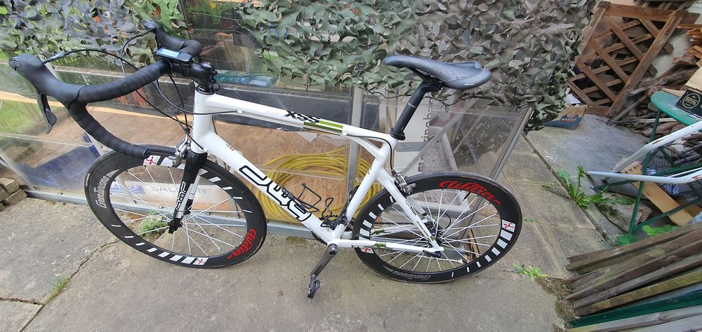 v&eacute;lo BMC blanc Vélos
