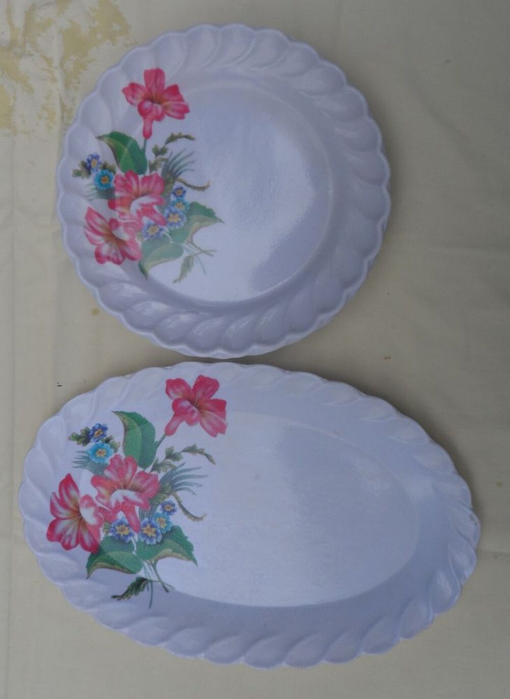 6 assiettes+1 plat ovale &agrave; fleurs en plastique vintage neufs Cuisine