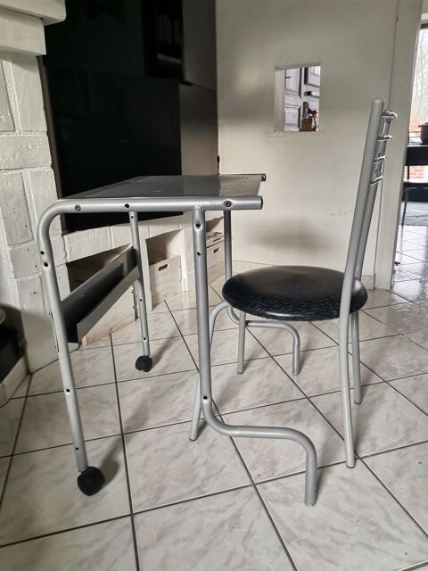 Bureau m�tallique. 10 Nogent-le-Phaye (28)