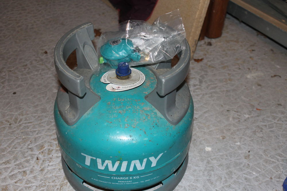 bouteille de gaz pleine non utilis&eacute;e avec un d&eacute;tendeur Electroménager