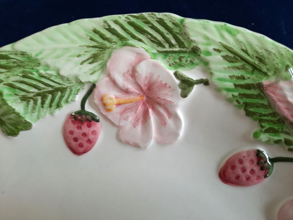 6 Assiettes en barbotine &agrave; d&eacute;cor de fleurs, fraises et feuil Cuisine