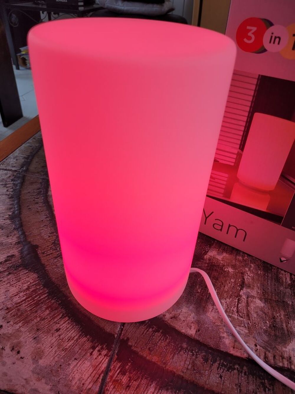 Lampe de table LED RGB &agrave; intensit&eacute; variable + t&eacute;l&eacute;commande, D�coration