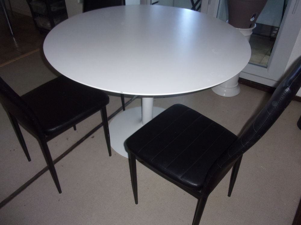 TABLE RONDE AVEC TROIS CHAISES DIAMETRE DE LA TABLE 110CM Meubles
