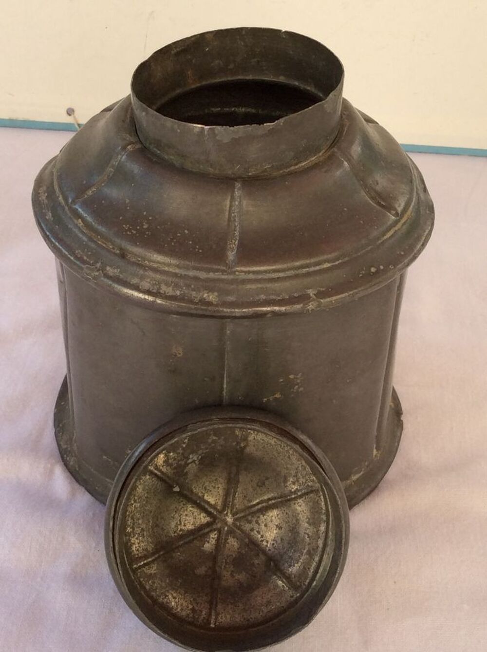 Bo&icirc;te ronde couverte, ancienne, en t&ocirc;le fer ou &eacute;tain d&eacute;cor Décoration
