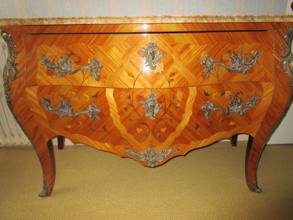 commode bois de rose et marqueterie de St. Louis XV Meubles