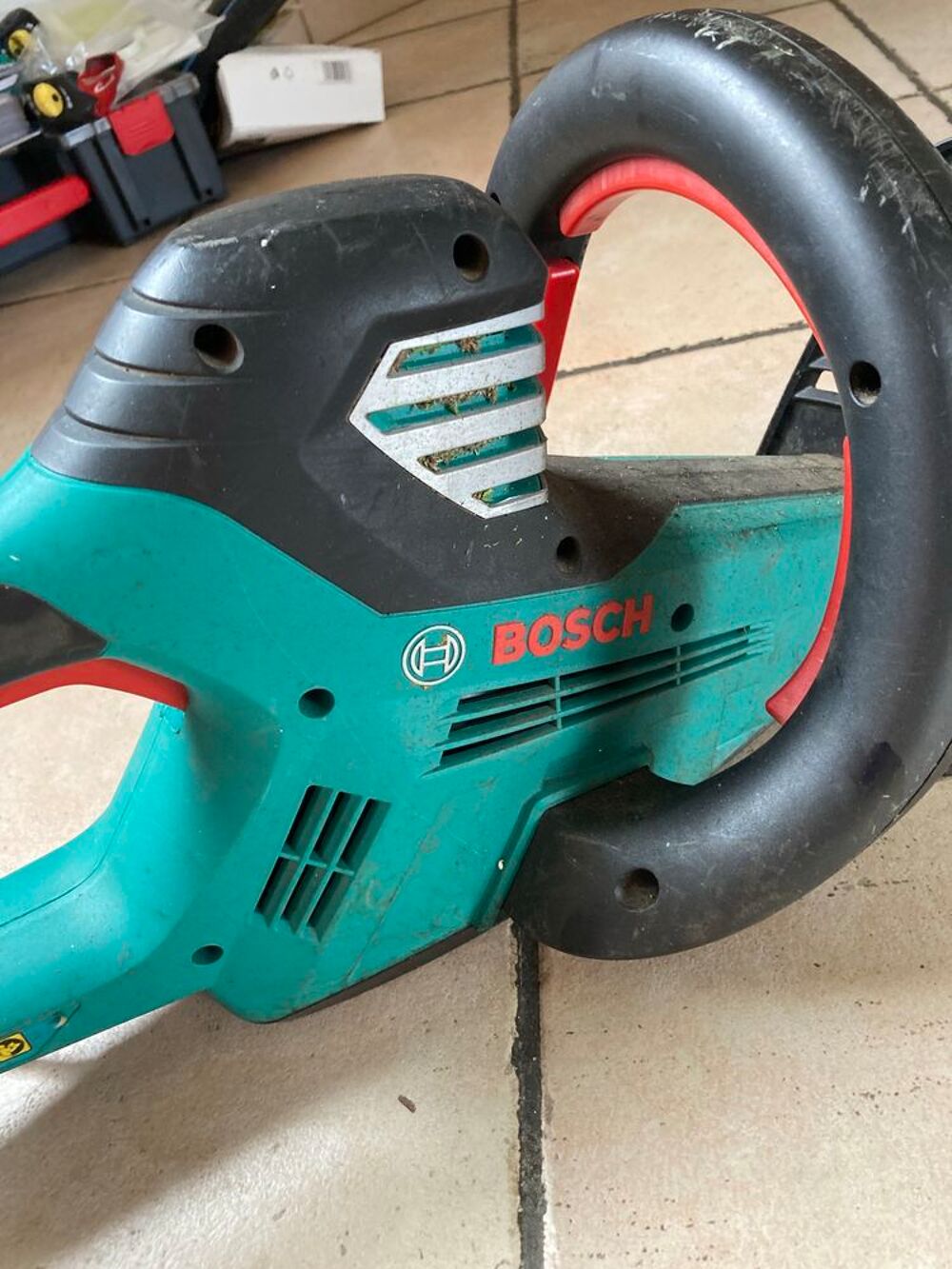 Taille Haie &agrave;lectrique Bosch 700 watts Jardin
