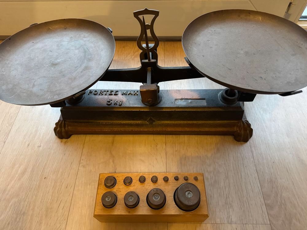 Ancienne balance et ses poids D�coration