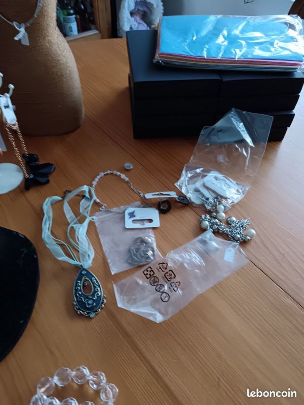 Enorme lot bijoux - Pr&eacute;sentoirs - Emballages Bijoux et montres
