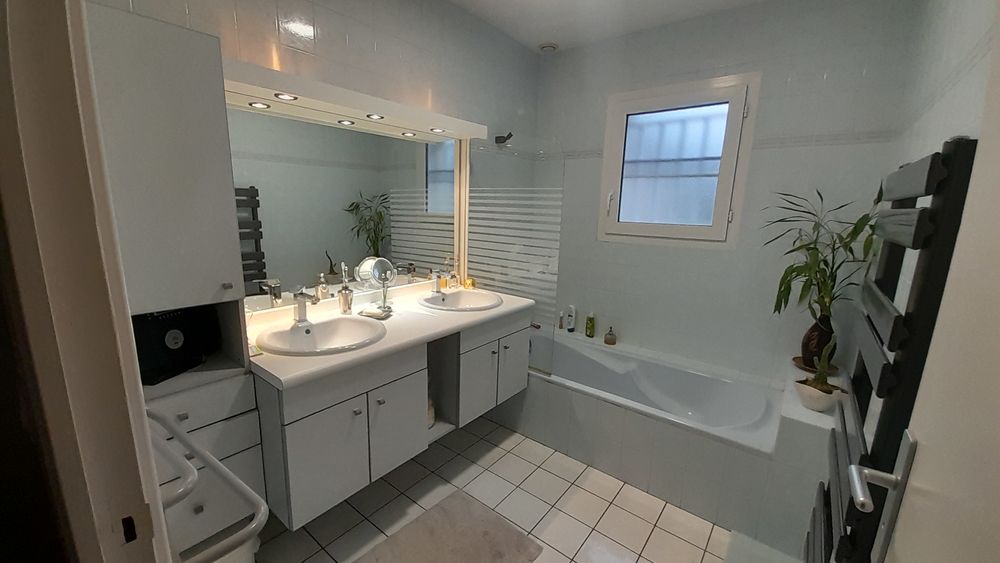 Salle de bains compl&egrave;te avec WC et lave mains Meubles
