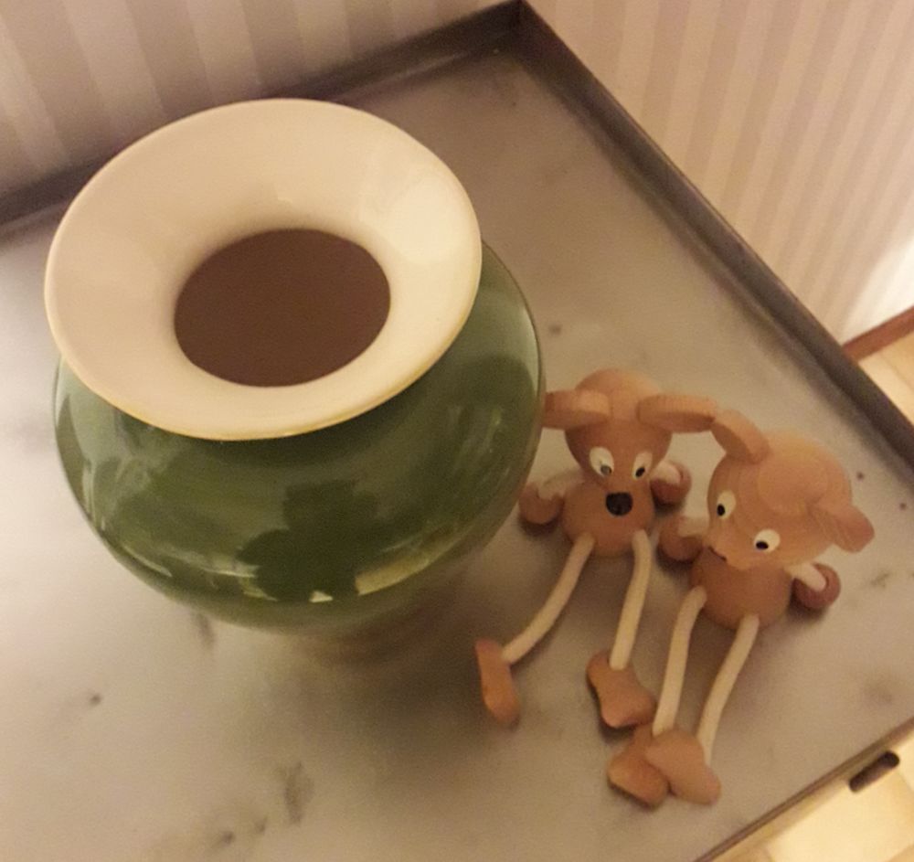 Vase en fa&iuml;ence. Décoration