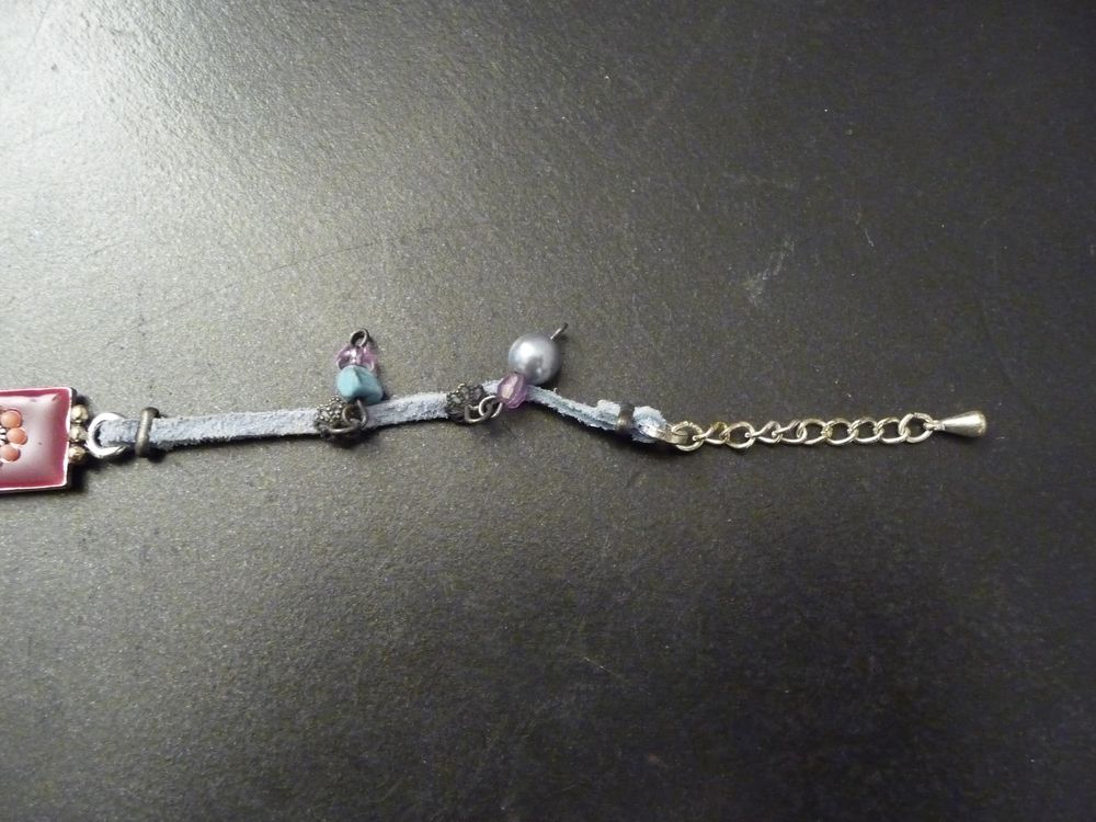 Bracelet en Daim Bleu Ciel et en M&eacute;tal Argent&eacute;- Neuf Bijoux et montres