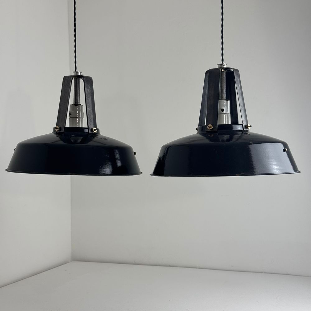 PAIRE D'ANCIENNES SUSPENSIONS EMAILL&Eacute;ES INDUSTRIELLES " MAZ Décoration