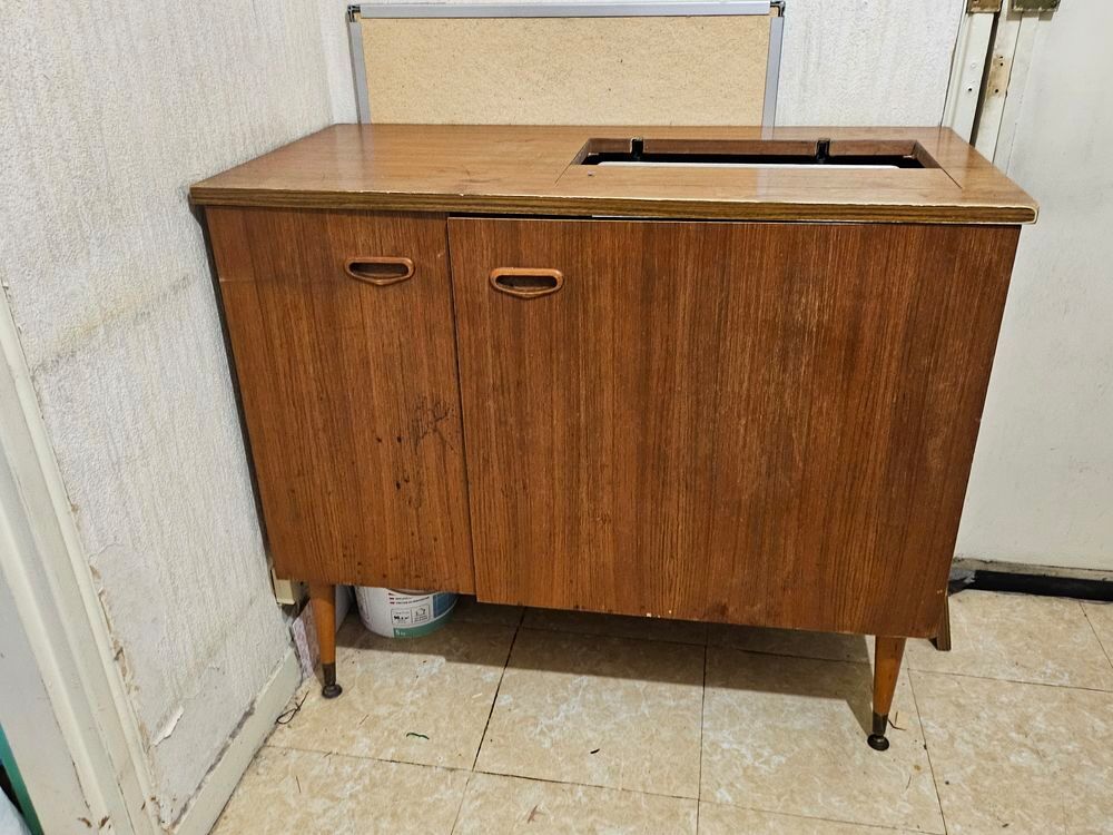 Meuble avec machine &agrave; coudre singer Meubles