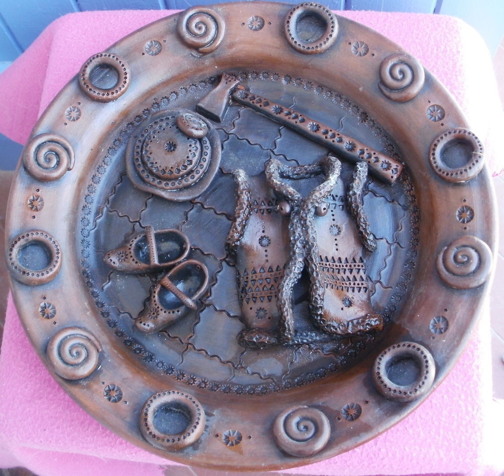Assiette en terre cuite aux motifs en relief Décoration