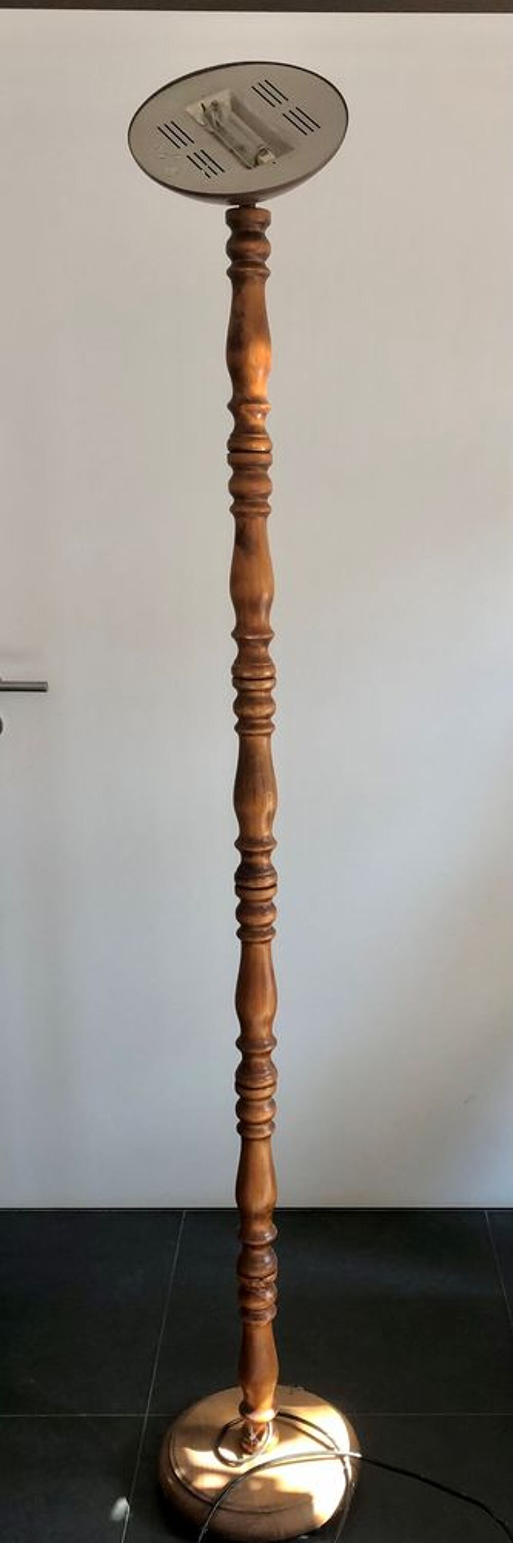 Lampe halog&egrave;ne en bois Décoration