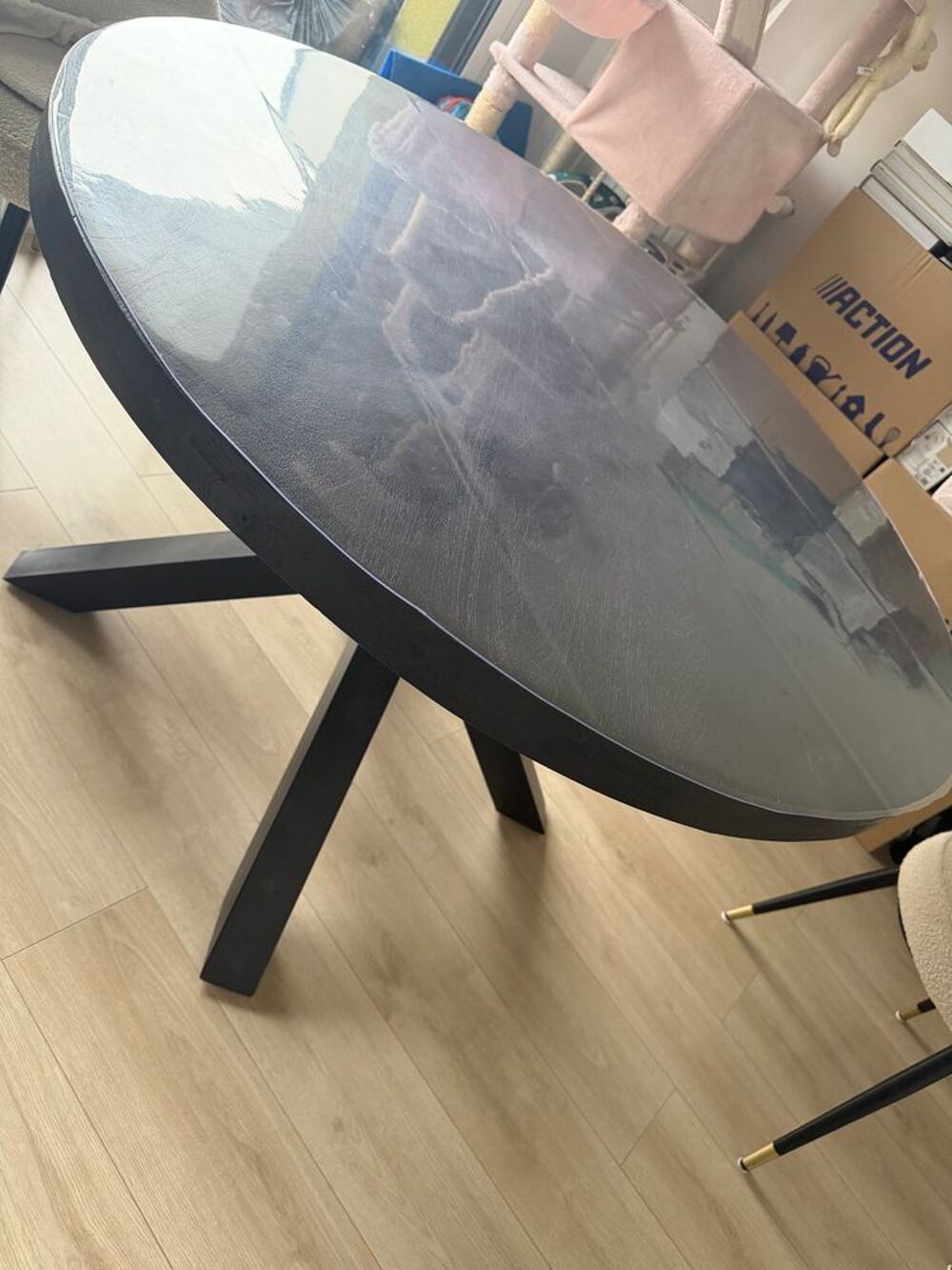 Table &agrave; manger ronde noire, comme neuve Meubles