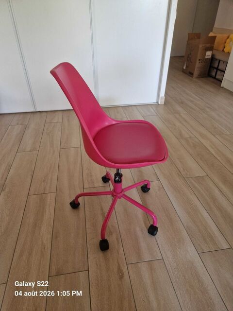 Chaise de bureau rose à  roulettes €  Très bon état Chens-sur-Léman (74)