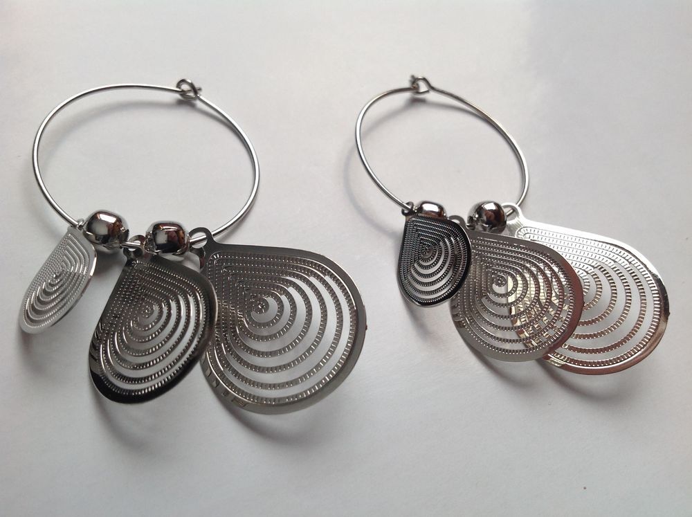 BOUCLES OREILLES ARGENT&Eacute;E 3 GOUTTE Envoi Possible
Bijoux et montres