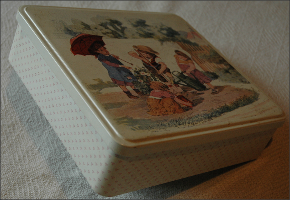 Bo&icirc;te m&eacute;tal ancienne, neuve, D&eacute;cor &quot;4 enfants au jardin&quot; Dcoration