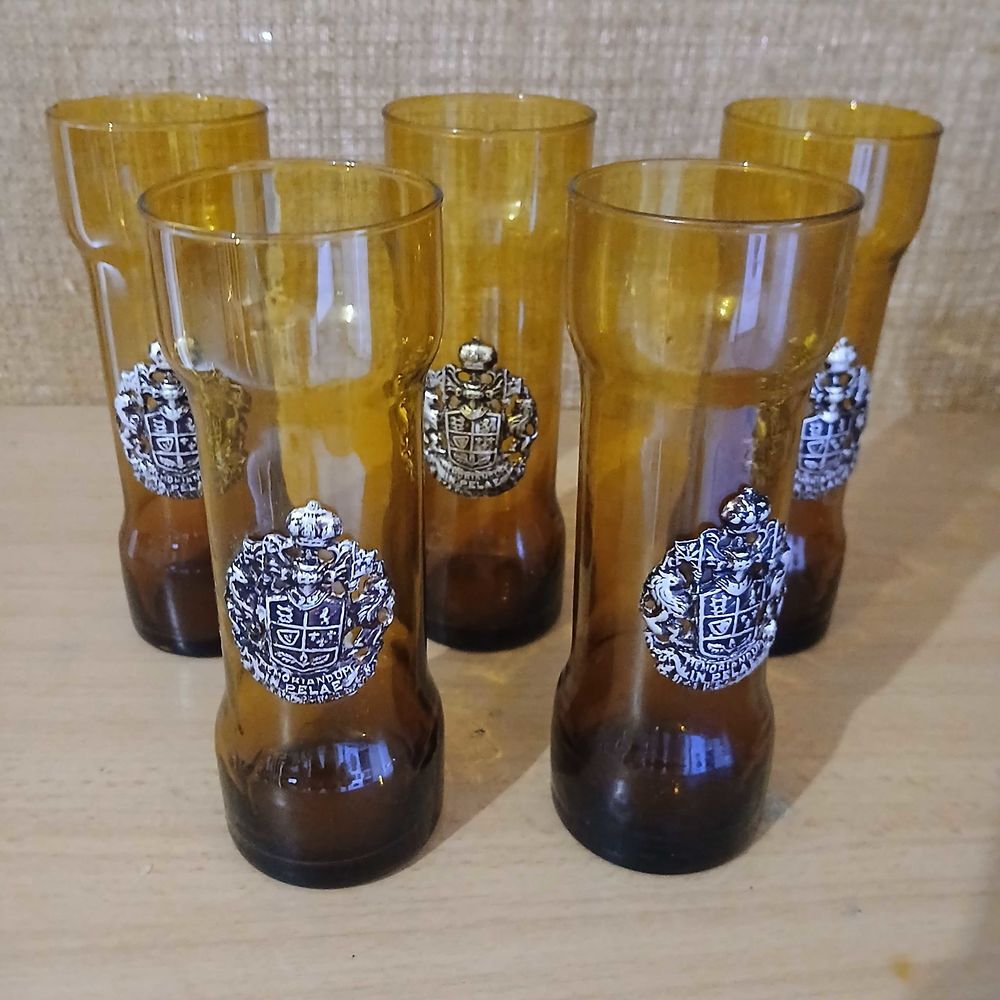 Lot de 5 verres motif m&eacute;morandum en pelae blason Décoration
