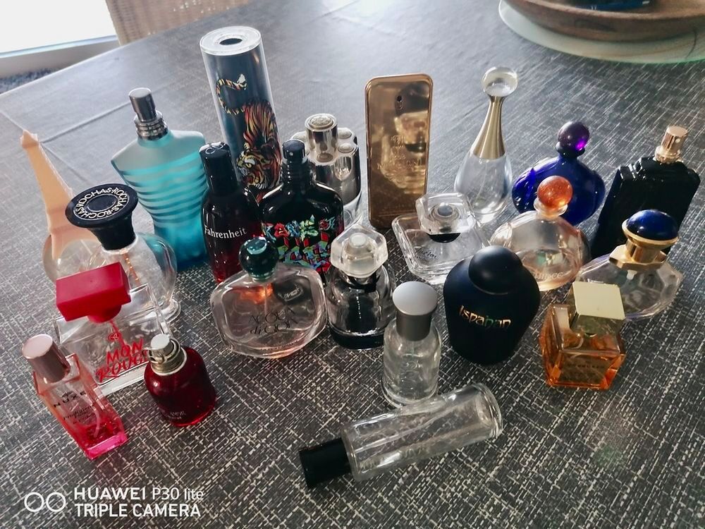 Lot de 22 flacons de parfum vides 