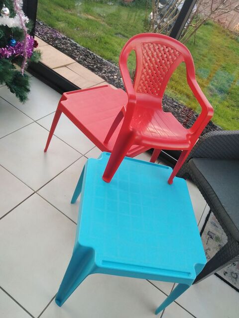 Tables et chaise en plastique 15 Roville-aux-Chênes (88)