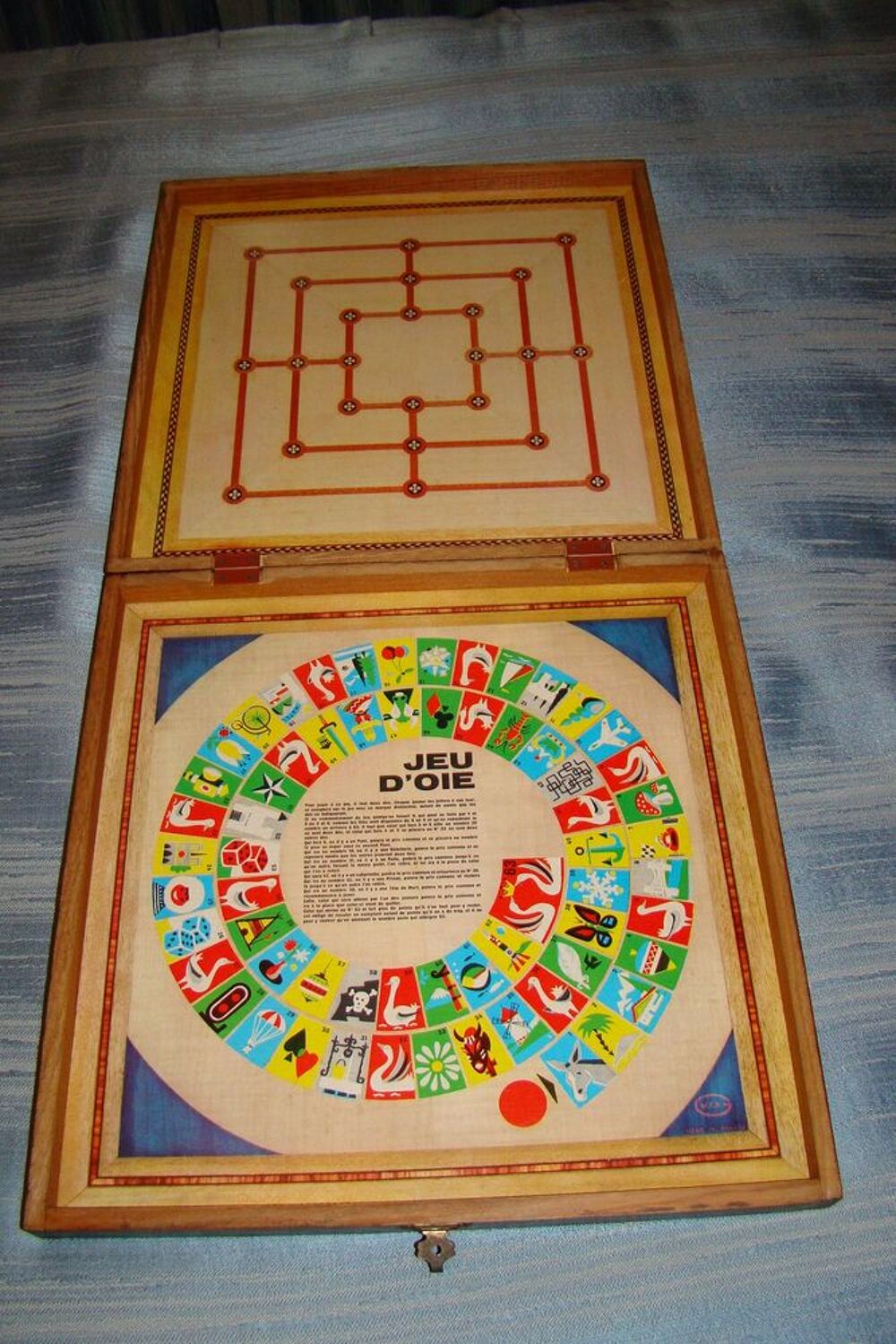 Ancien coffret en bois jeux de soci&eacute;t&eacute; ann&eacute;es 1960 
Jeux / jouets