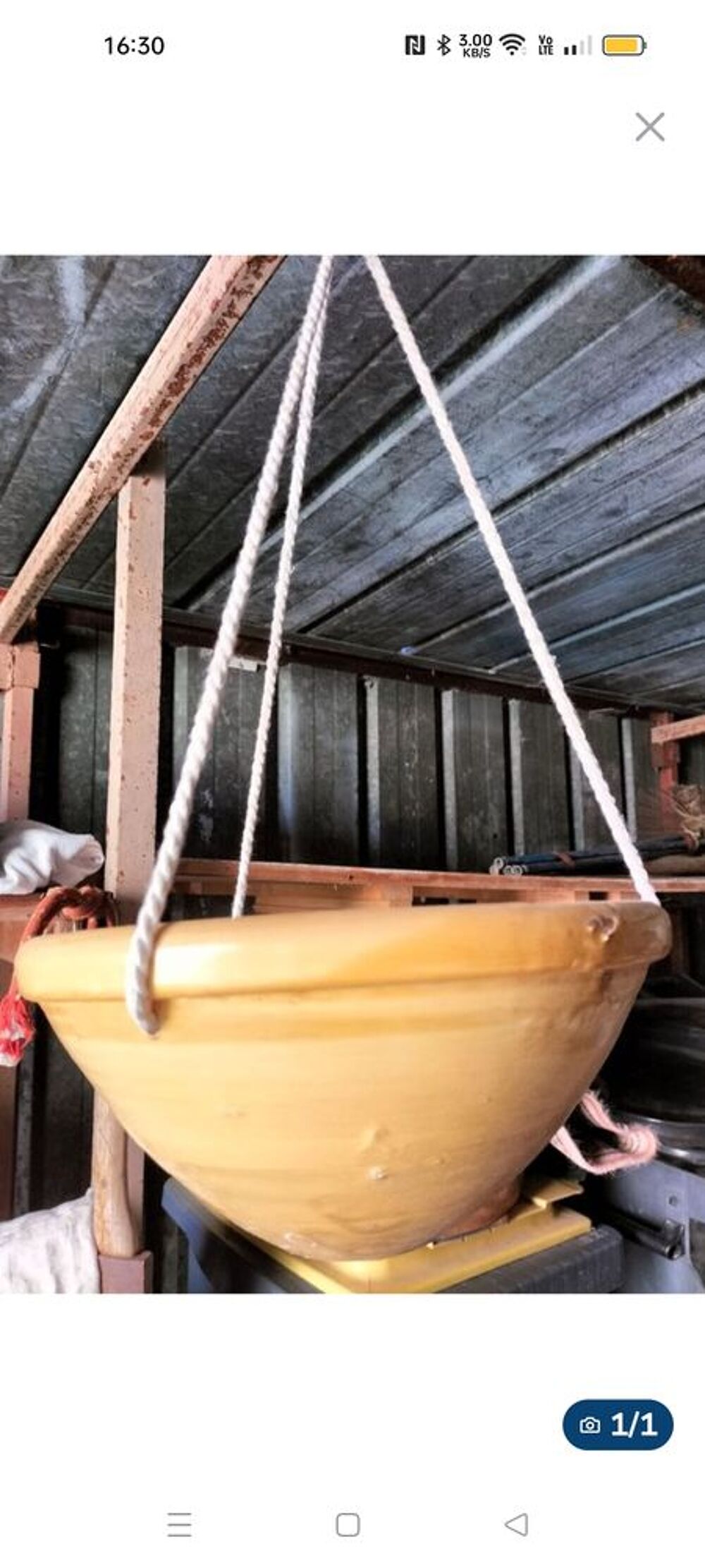 Pot suspendu en jaune Décoration