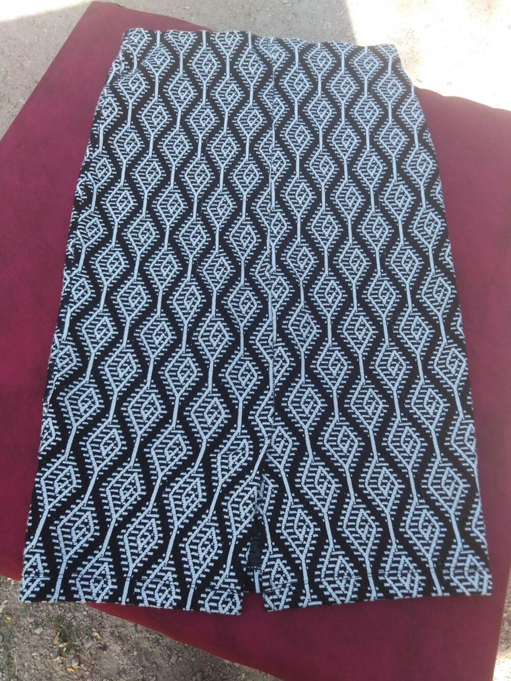 Jupe noire et blanche taille S V�tements