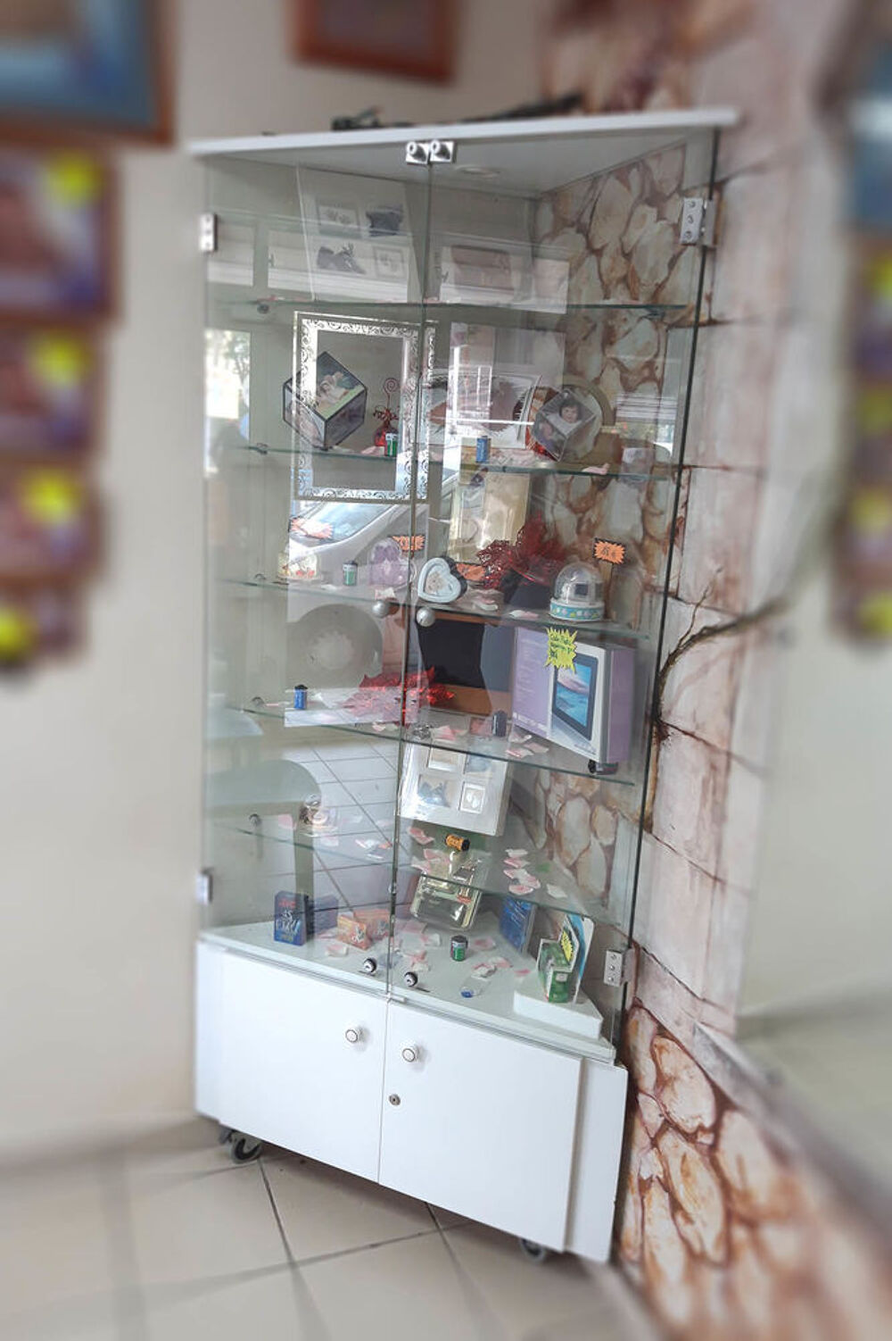 une grande vitrine d'angle. Meubles