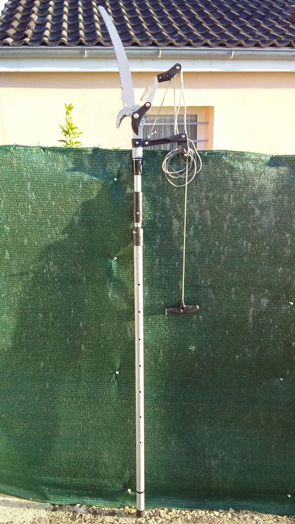 une scie d'&eacute;lagage 2 en 1 avec coupe branches en bon &eacute;tat . Bricolage