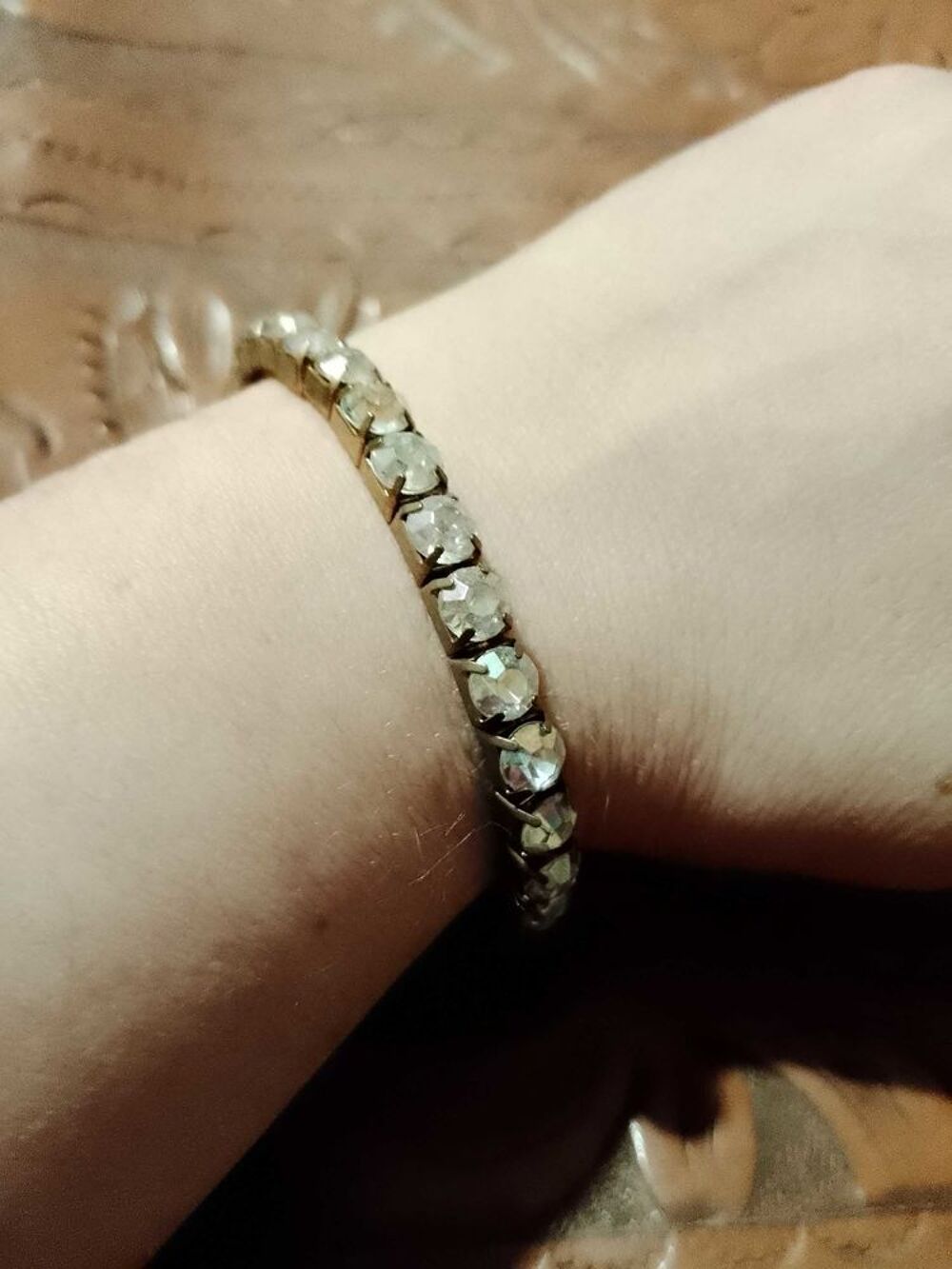 bracelet &eacute;lastique Strass translucides sur m&eacute;tal argent&eacute;. Bijoux et montres