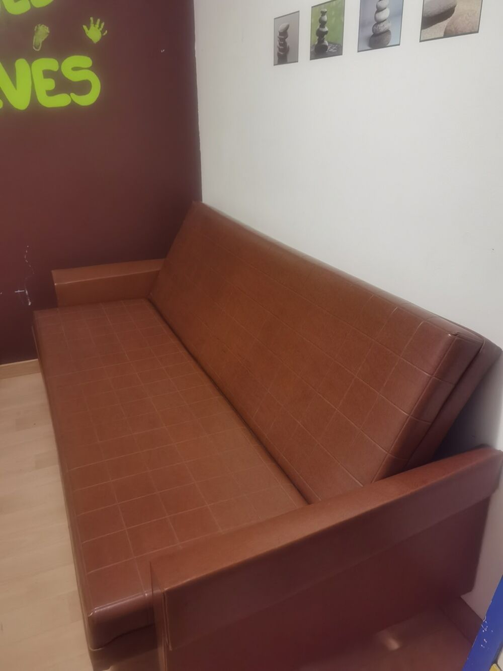 Canap&eacute; convertible trois places en cuir marron Meubles