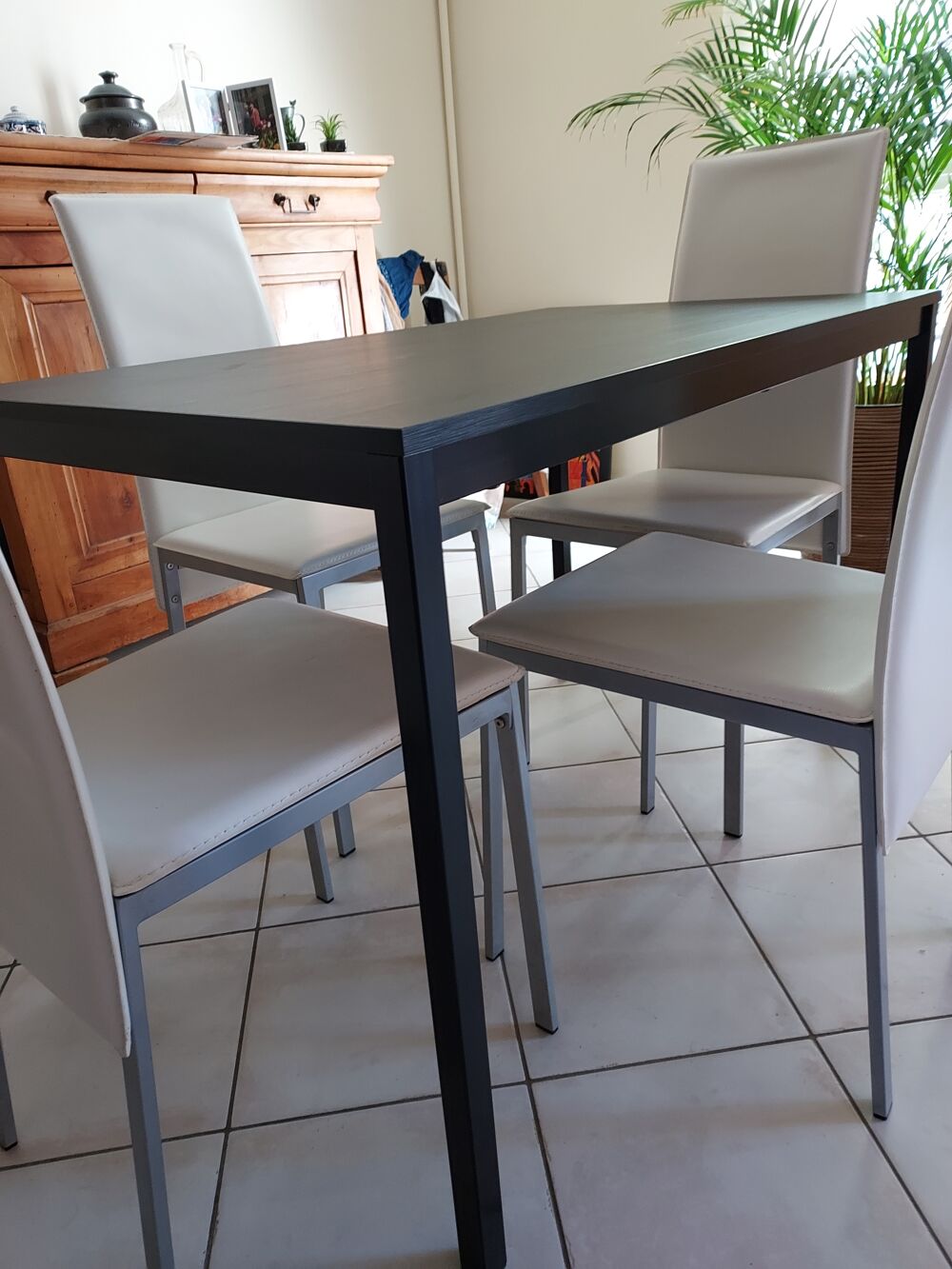 Table de cuisine et/ou 4 chaises salle &agrave; manger, neuf ! Meubles