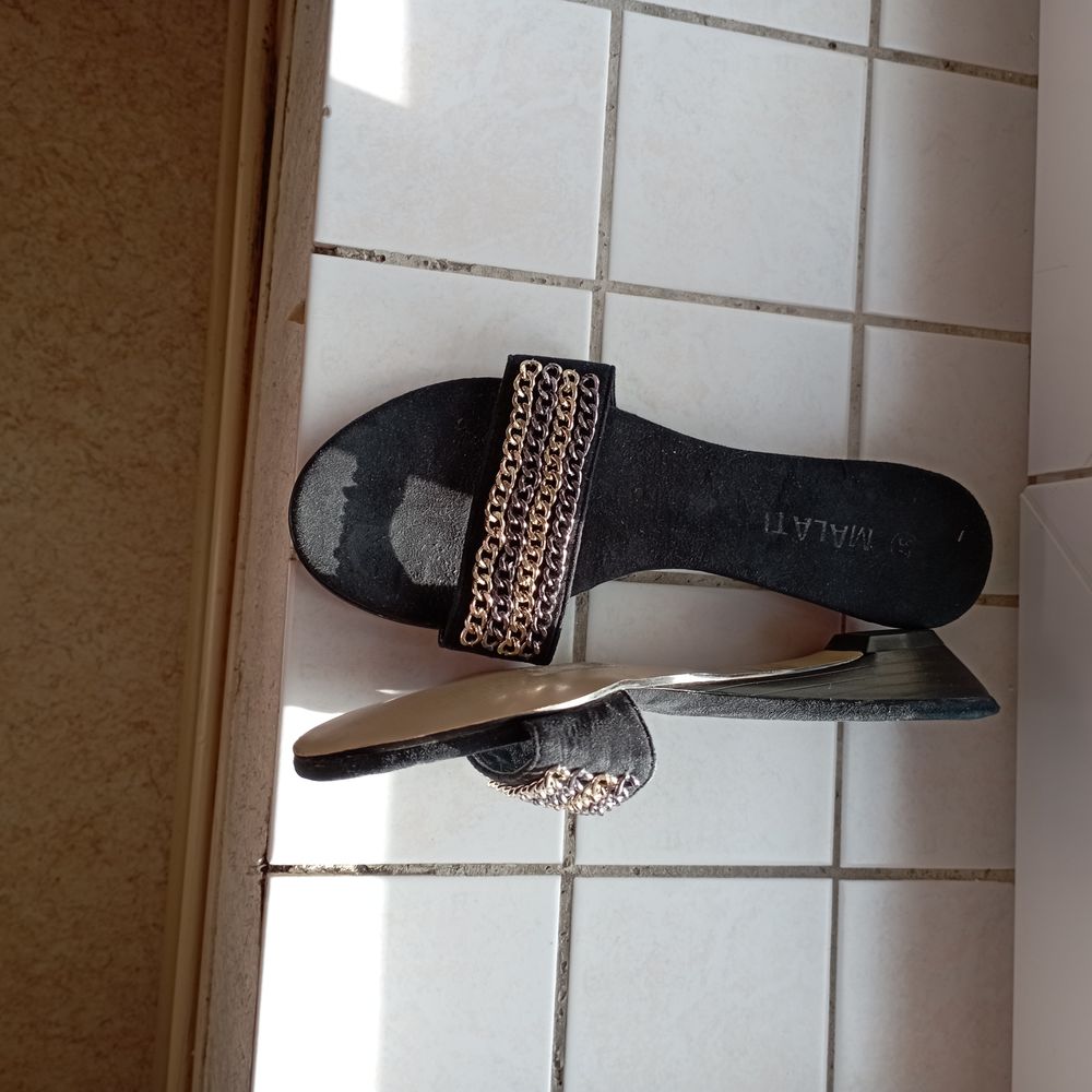 Claquette noir 
Chaussures
