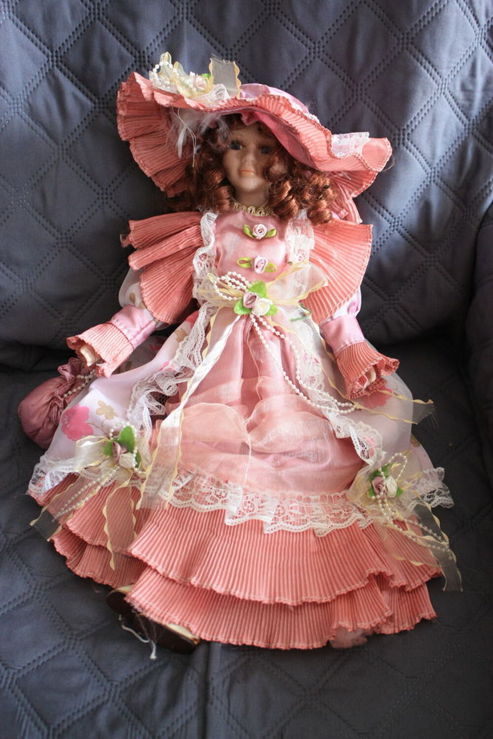 deux poup&eacute;e de porcelaine 