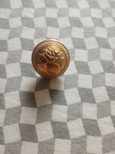 Bouton d'uniforme militaire Moulins (03)