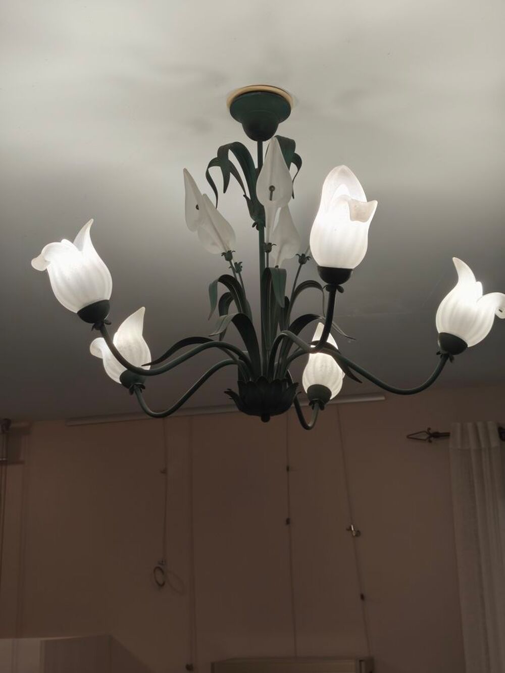 Lustre floral avec tulipes en verre blanc Décoration