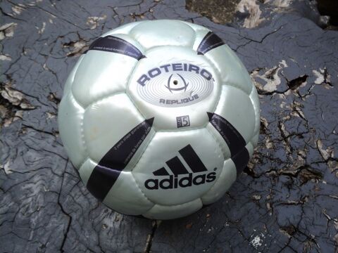 Ballon Foot Adidas Roteiro FIFA EURO 2004 (R�plique).
35 Loches (37)