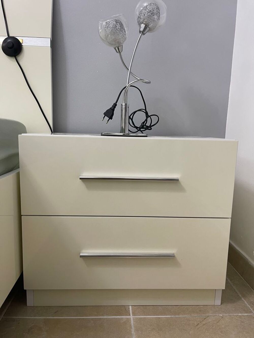 Lit blanc en bois laqu&eacute; (tout compris cadre, sommier, matelas, table basse si souhaitais) Meubles
