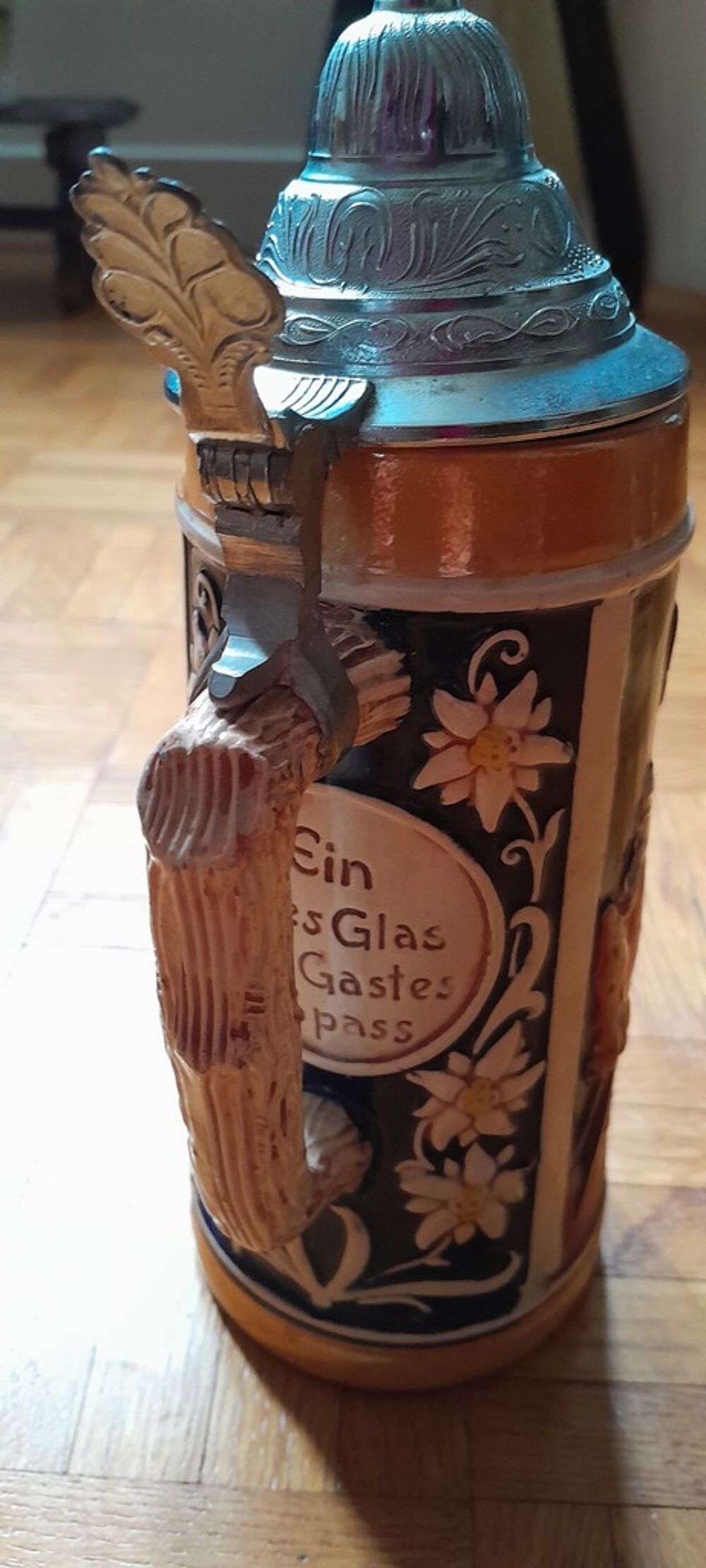 Chope &agrave; bi&egrave;re ancienne en c&eacute;ramique avec couvercle m&eacute;tal 