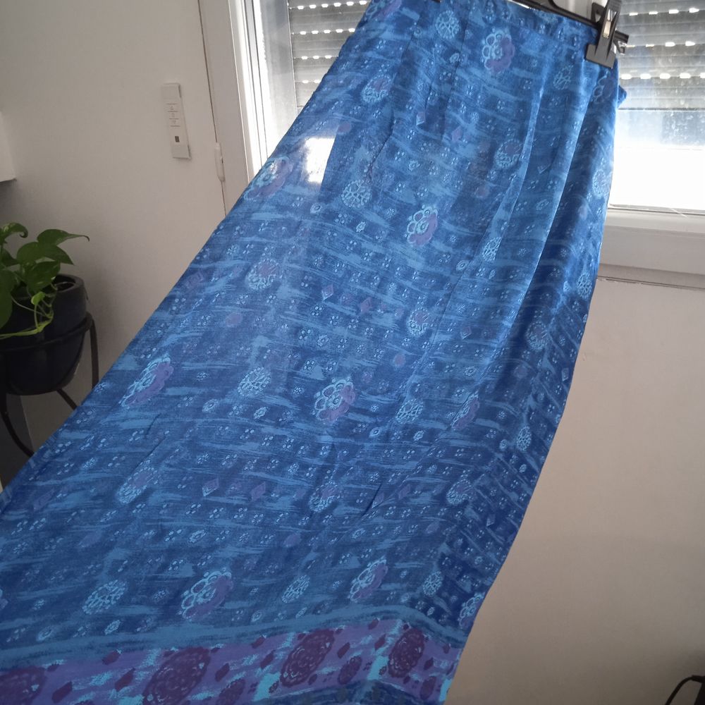 Jupe bleu longue taille 42 imprim&eacute;e fleurs bleues 65 % visco Vêtements
