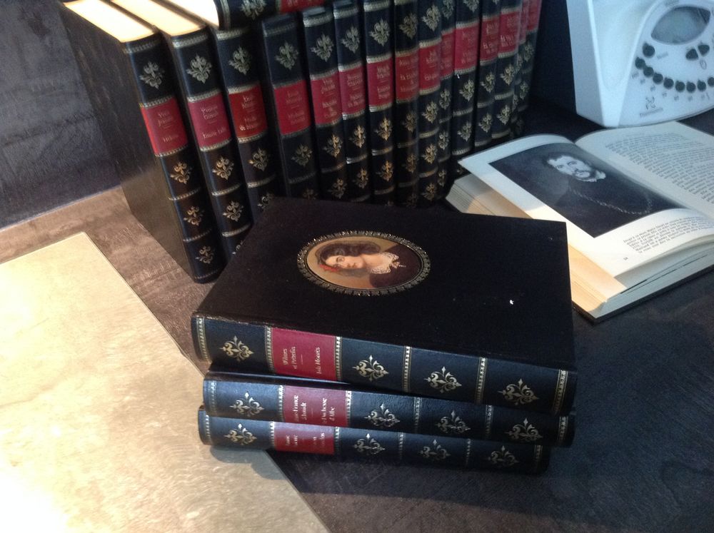 Tr&egrave;s belle collection de livres anciens . Livres et BD