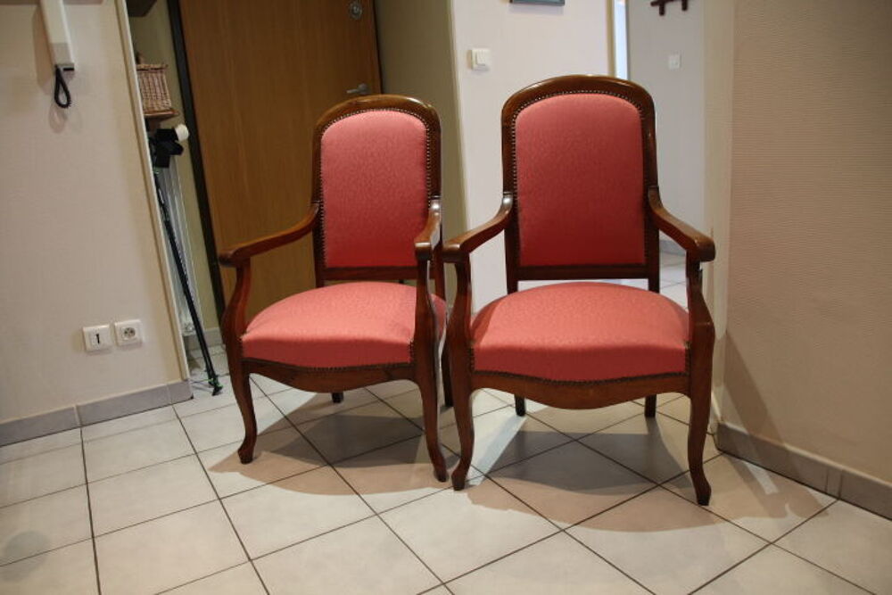 deux anciens fauteuils en bois es tissus tr&egrave;s bon &eacute;tat Meubles